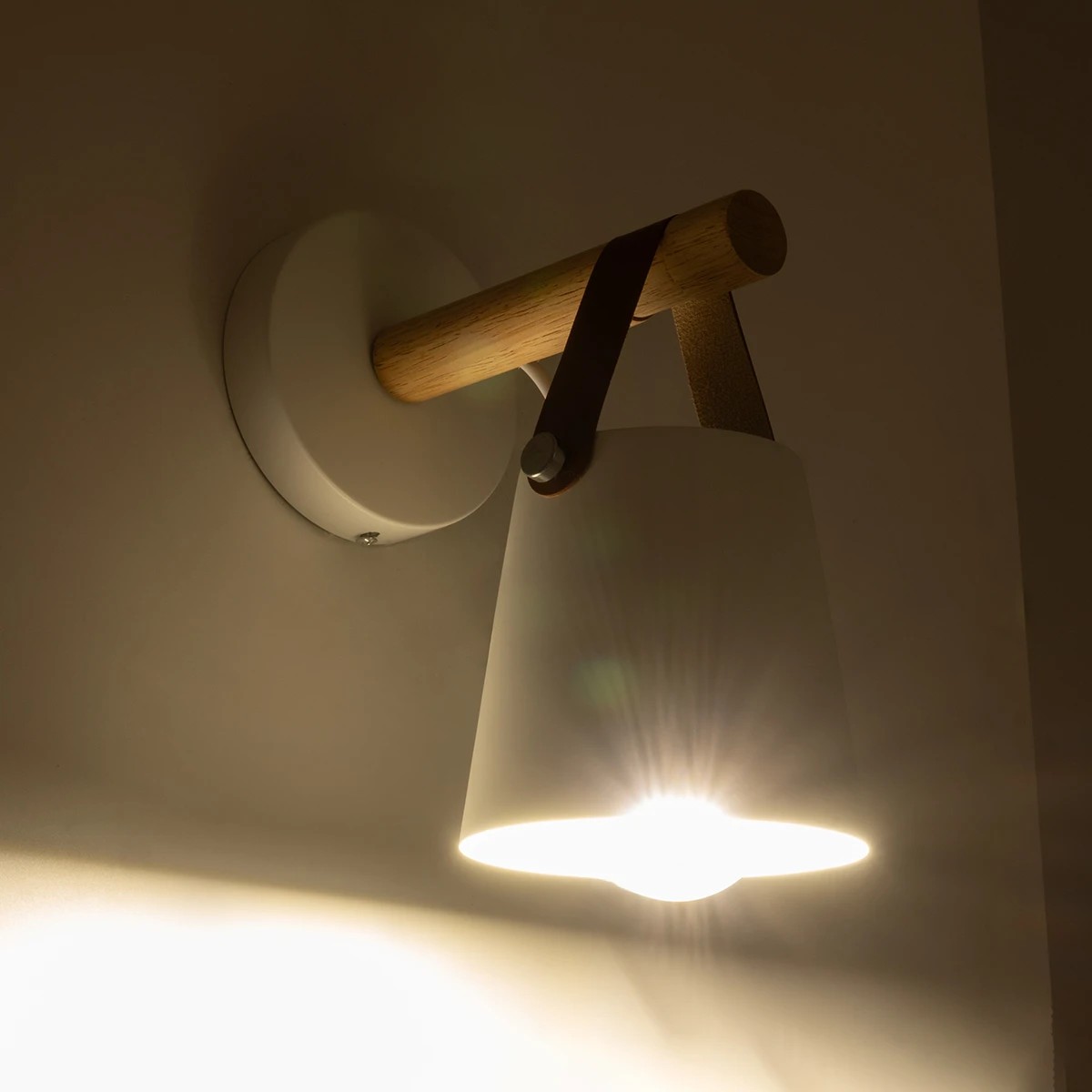 GLOBOSTAR® AMY 00946 Μοντέρνο Φωτιστικό Τοίχου - Απλίκα με Ντουί 1 x E27 AC 220-240V IP20 - Άσπρο & Μπεζ - Μ13 x Π22 x Y25.5cm GLOBOSTAR® AMY 00946 Μοντέρνο Φωτιστικό Τοίχου - Απλίκα με Ντουί 1 x E27 AC 220-240V IP20 - Άσπρο & Μπεζ - Μ13 x Π22 x Y25.5cm