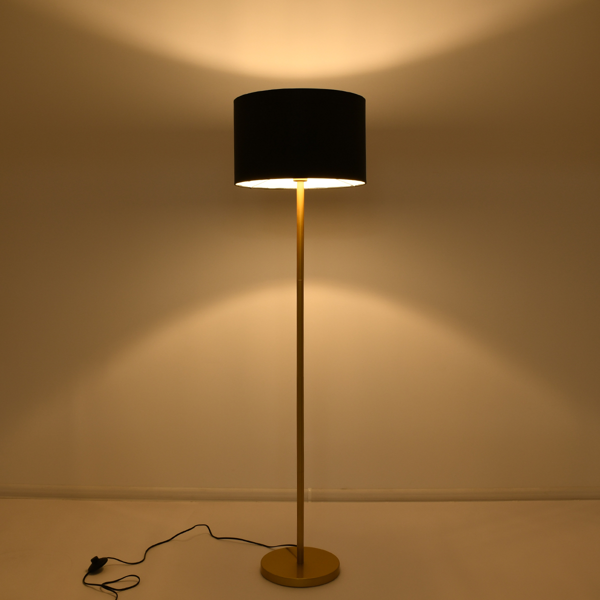 GloboStar® ASHLEY 00825 Μοντέρνο Επιδαπέδιο Φωτιστικό Μονόφωτο 1 x E27 IP20 Χρυσό Μέταλλο με Μαύρο Ύφασμα - Μ40 x Π40 x Υ148cm GloboStar® ASHLEY 00825 Μοντέρνο Επιδαπέδιο Φωτιστικό Μονόφωτο 1 x E27 IP20 Χρυσό Μέταλλο με Μαύρο Ύφασμα - Μ40 x Π40 x Υ148cm